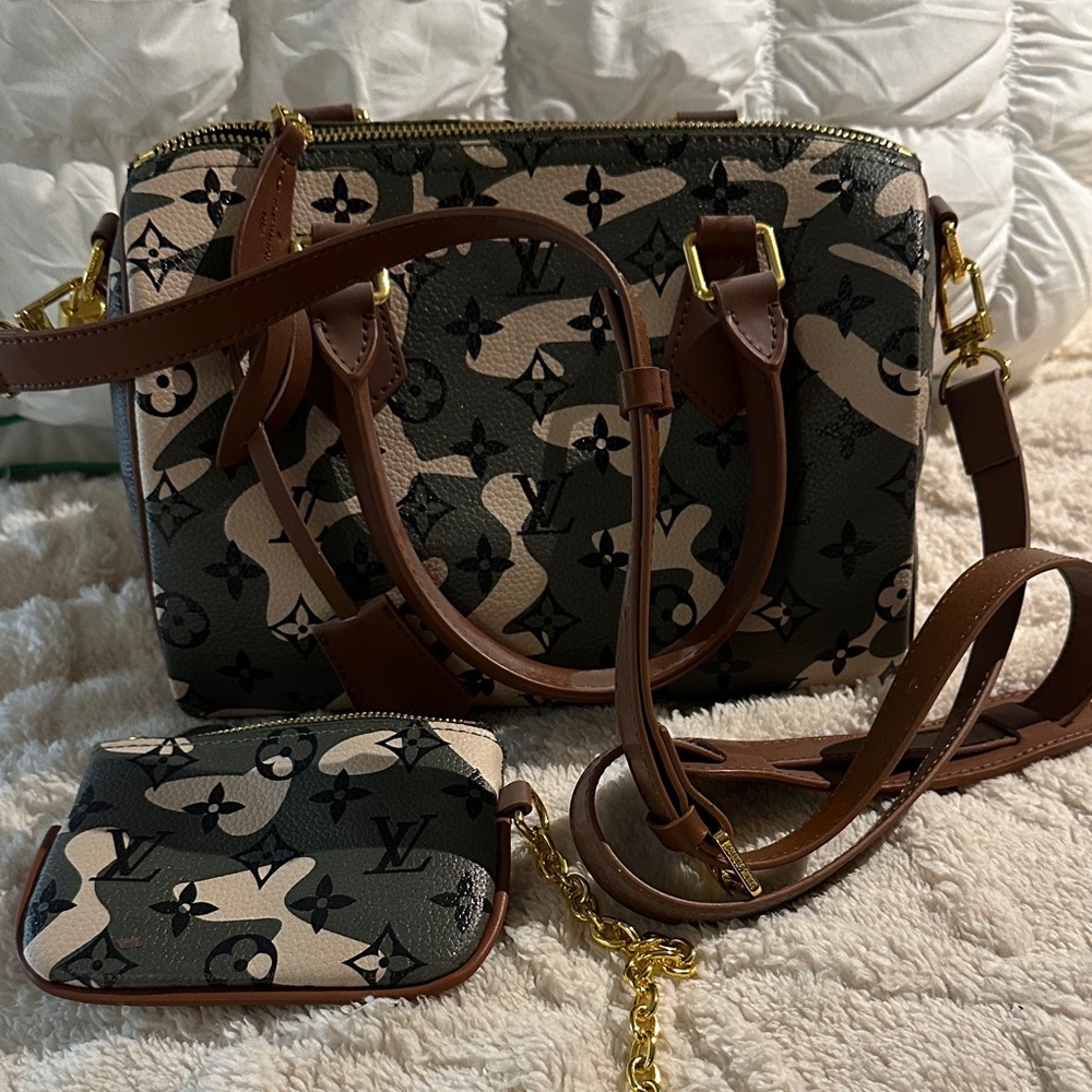 Absolutely GORGEOUS bag - new